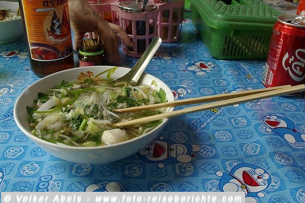 essen Nudelsuppe in Thailand © Volker Abels